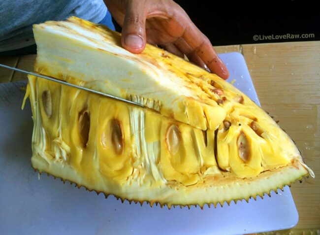 Cutting the jackfruit core, the easy way