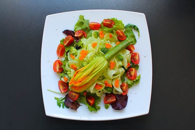 Read more about the article Curried zucchini flower / courgette / squash blossom salad