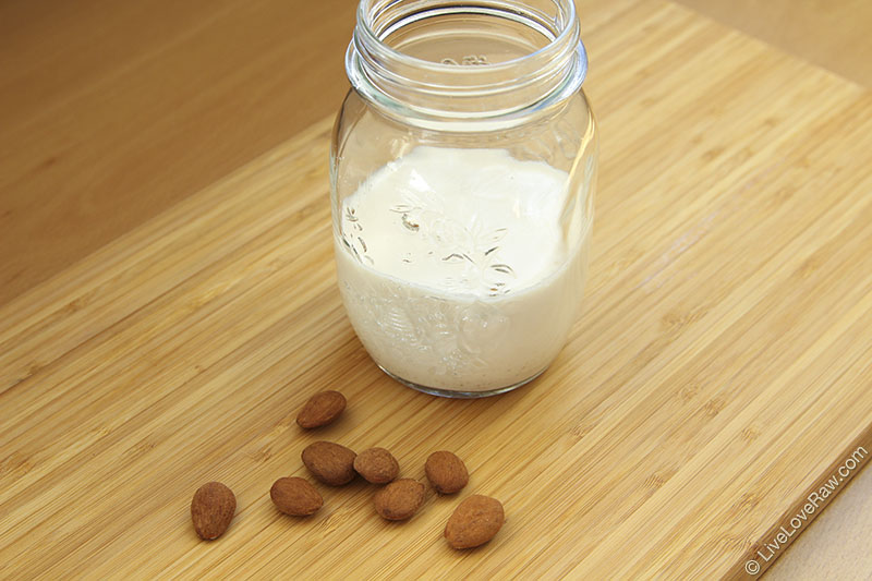 Read more about the article Raw vegan almond and cashew milk