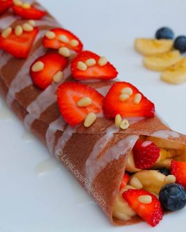 Banana-crepe-with-strawberries-and-coconut-cream-raw-vegan-breakfast-by-Anya-Andreeva (1)